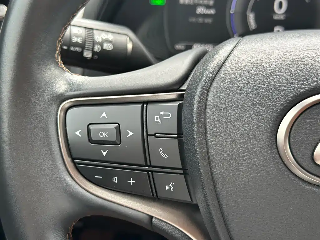 Lexus UX — фото 15