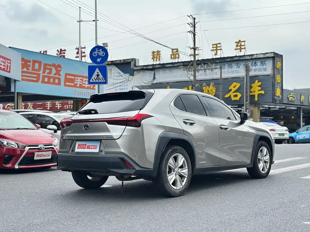 Lexus UX — фото 3