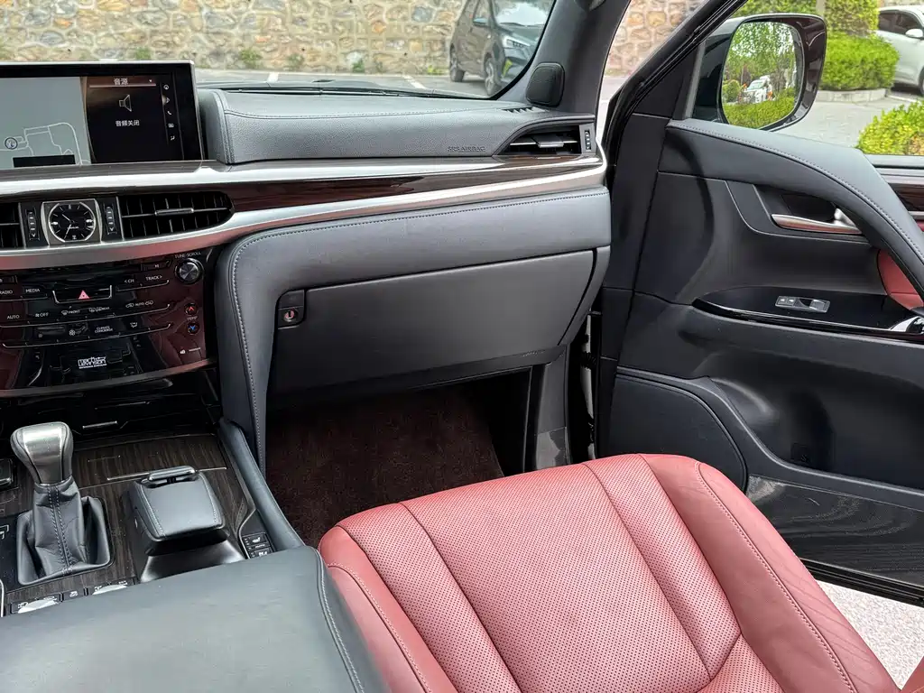 Lexus LX — фото 11