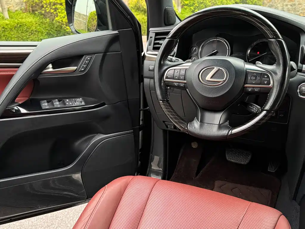 Lexus LX — фото 9