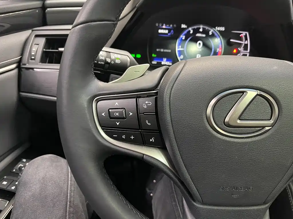 Lexus ES — фото 25
