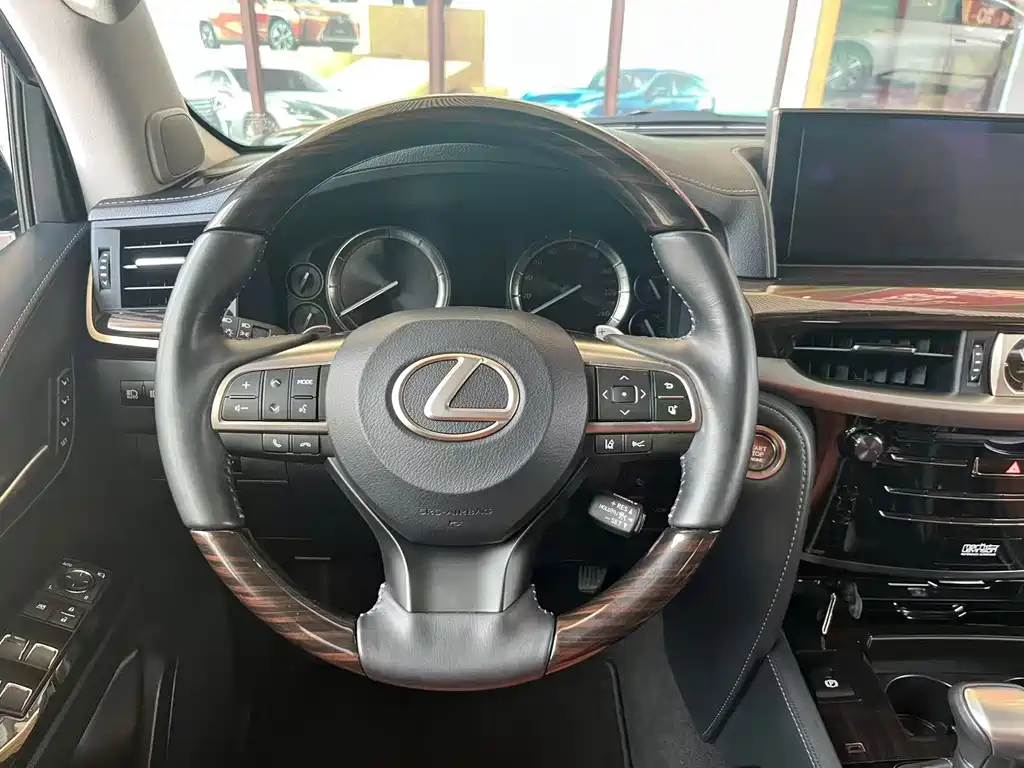Lexus LX — фото 4