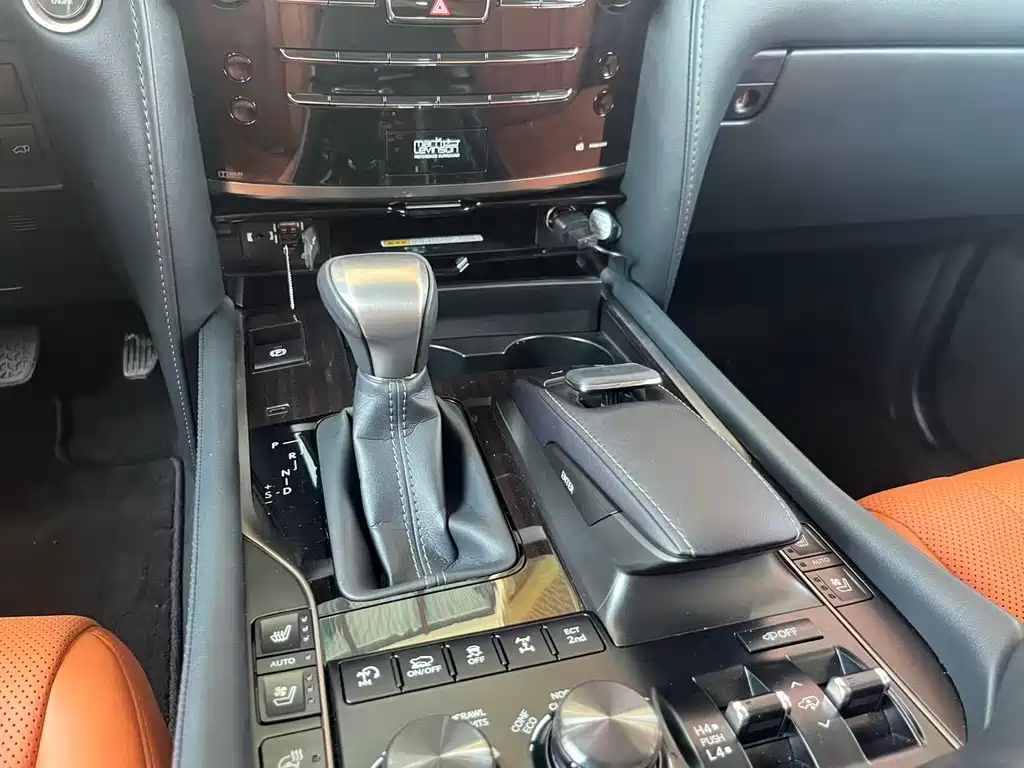 Lexus LX — фото 7