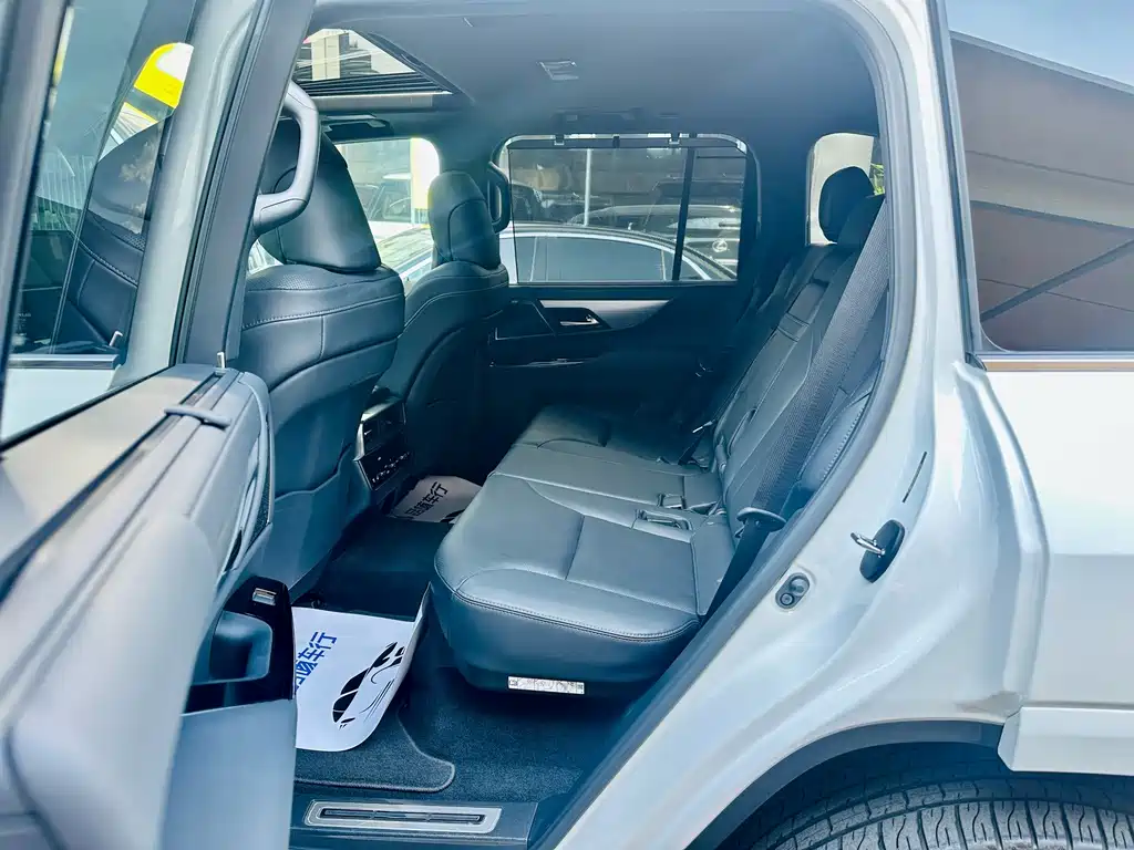 Lexus LX — фото 8