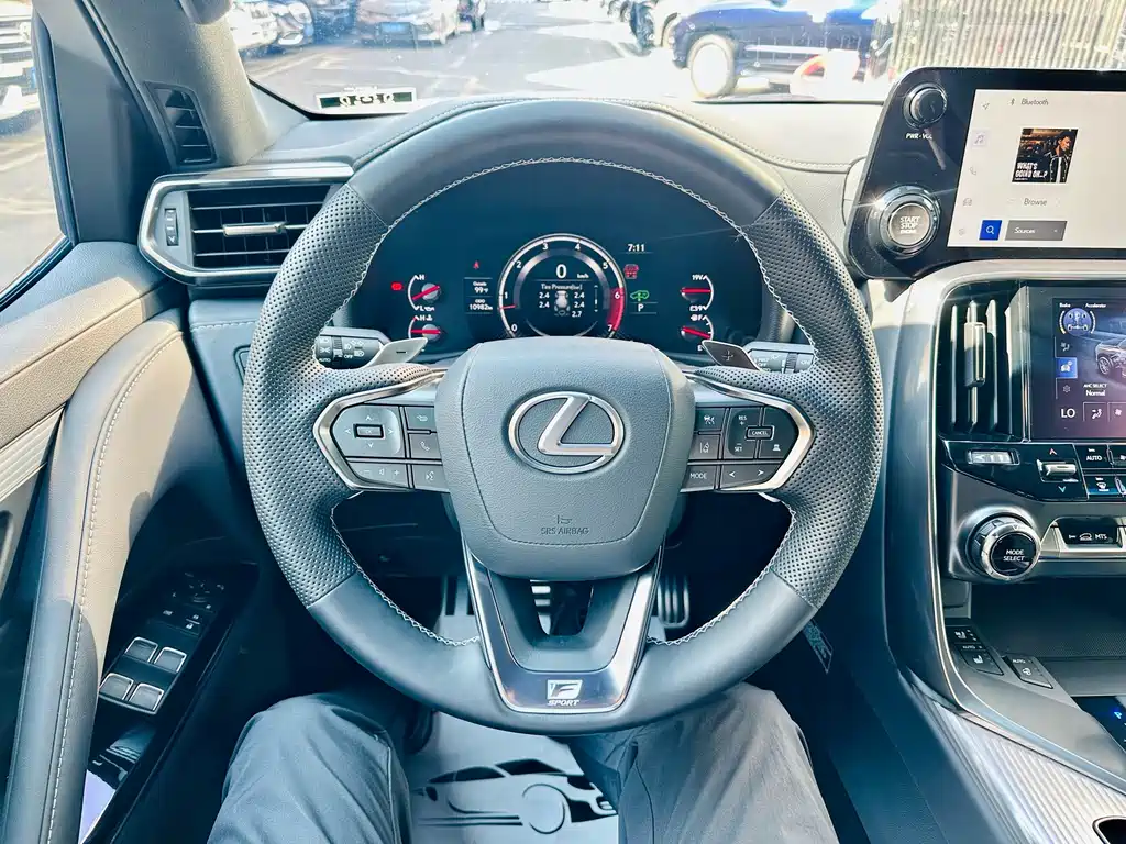 Lexus LX — фото 10