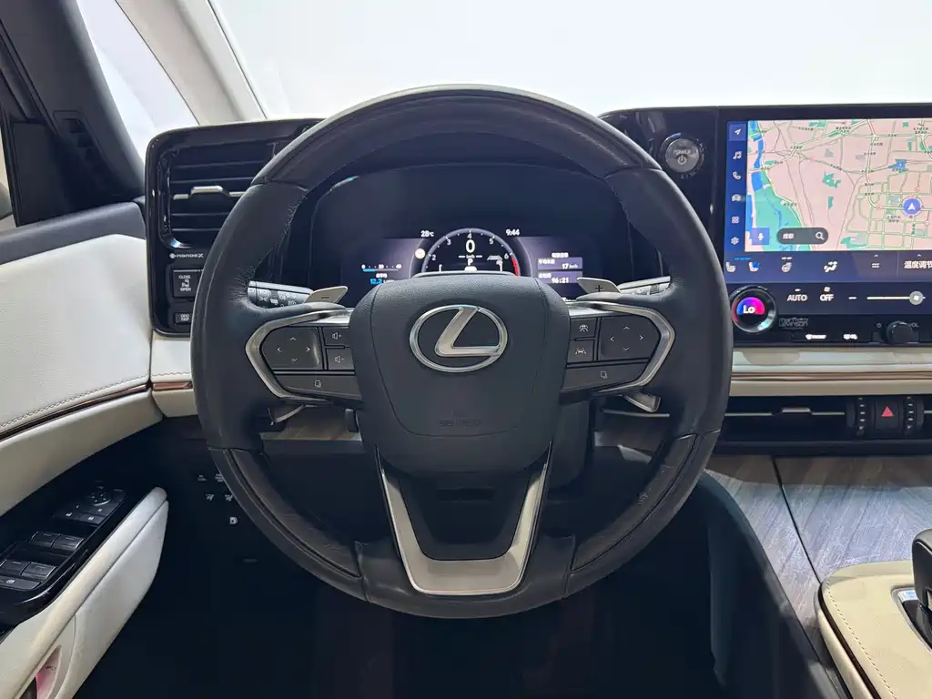Lexus LM — фото 16