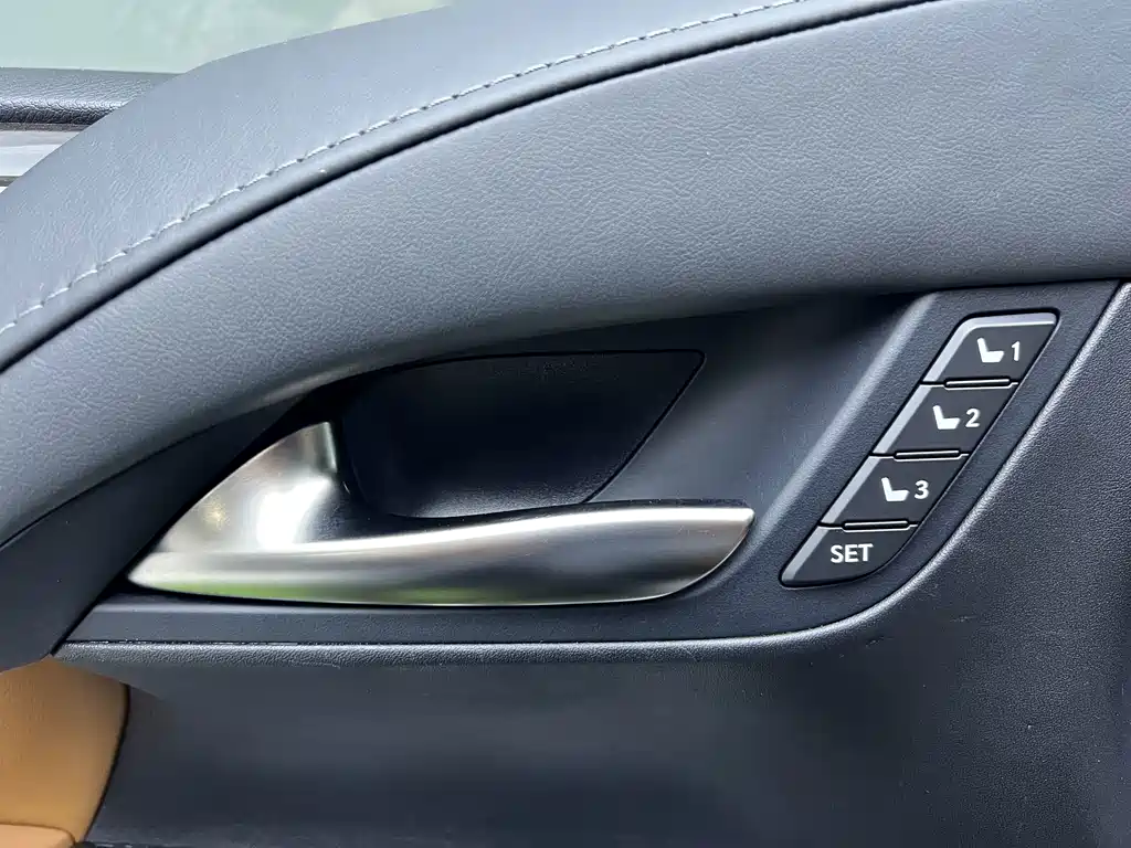 Lexus LX — фото 32