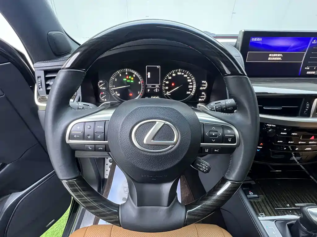 Lexus LX — фото 10