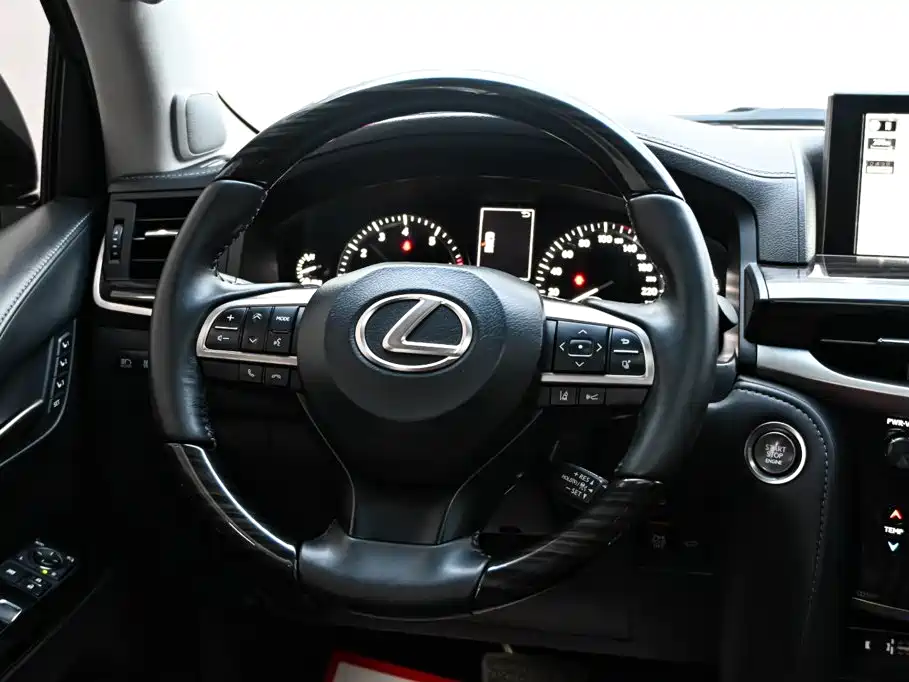 Lexus LX — фото 16