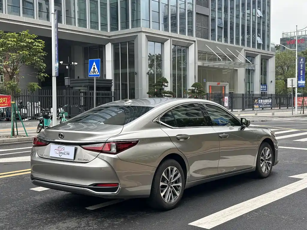 Lexus ES — фото 4