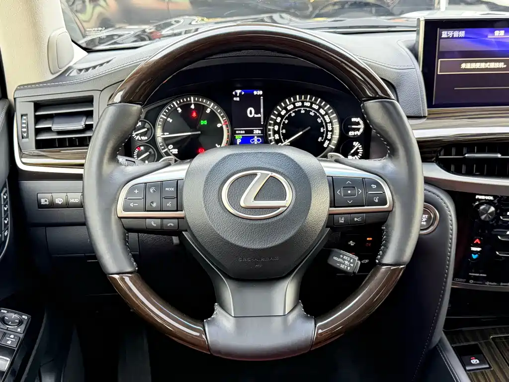 Lexus LX — фото 7