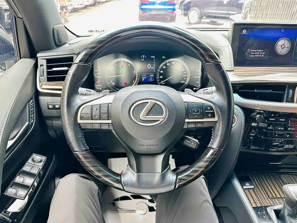 Lexus LX — фото 9