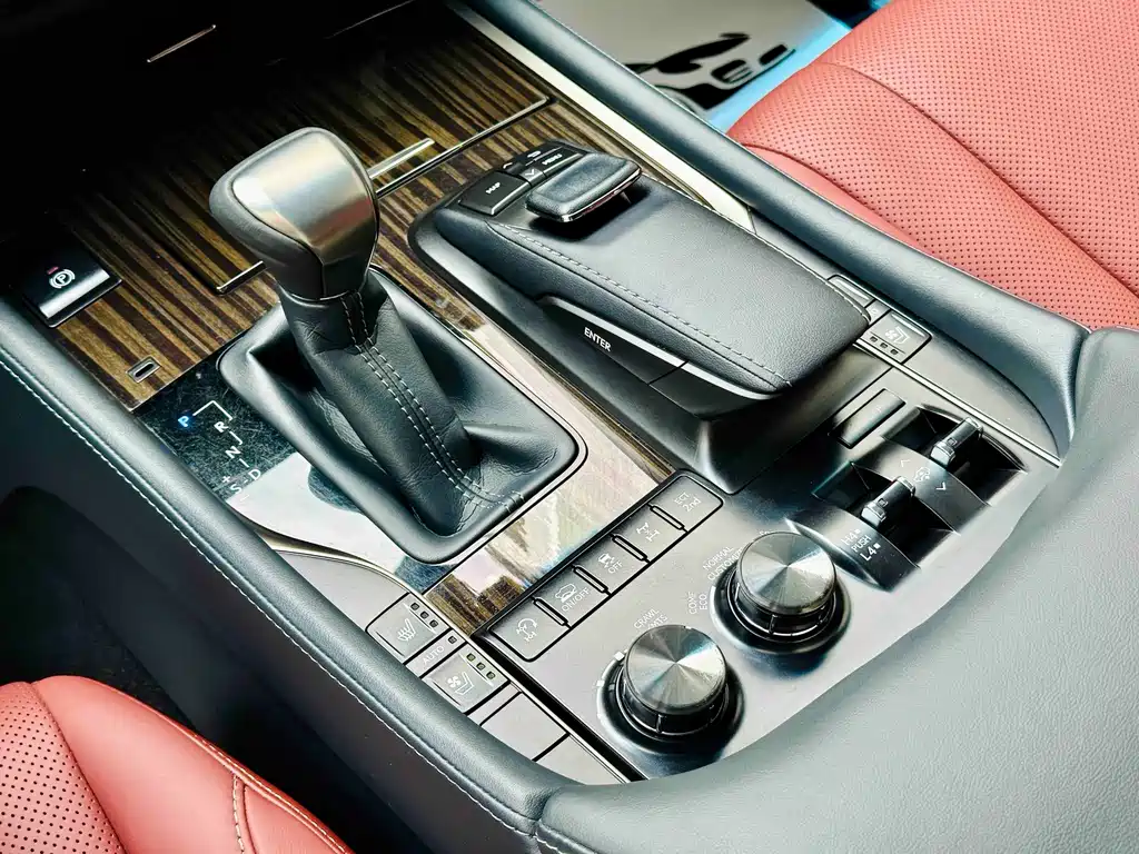 Lexus LX — фото 10