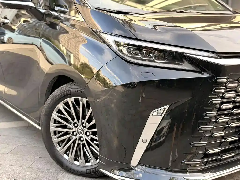 Lexus LM — фото 13