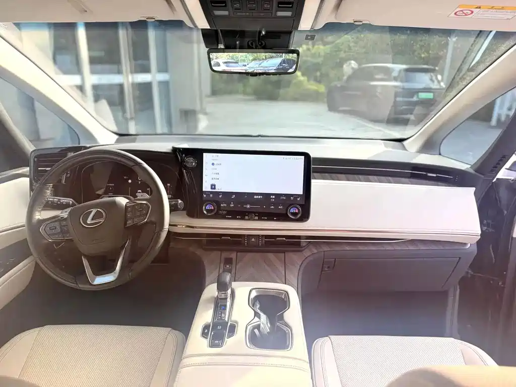 Lexus LM — фото 17
