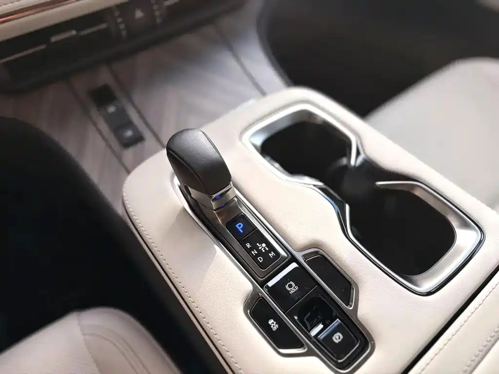Lexus LM — фото 19