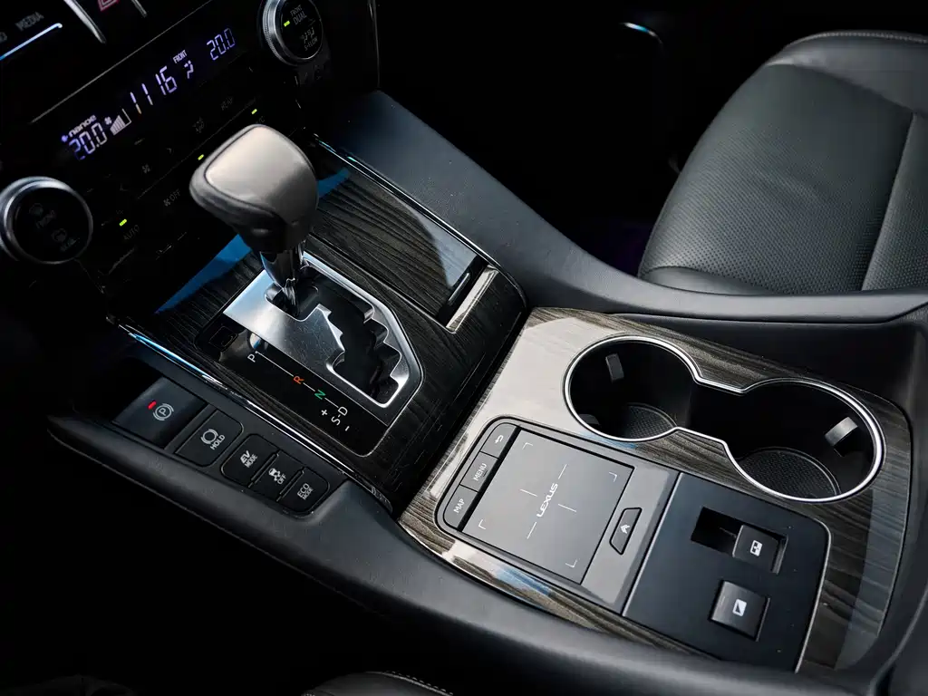 Lexus LM — фото 14