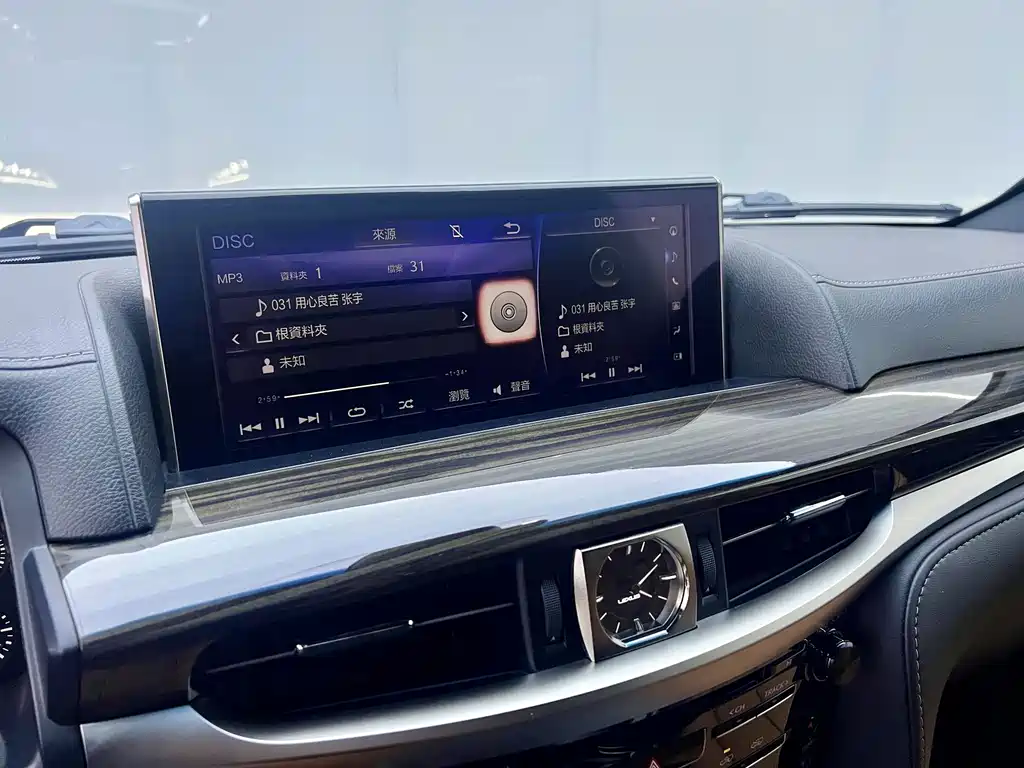 Lexus LX — фото 25