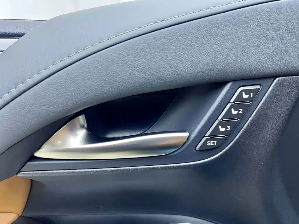 Lexus LX — фото 32