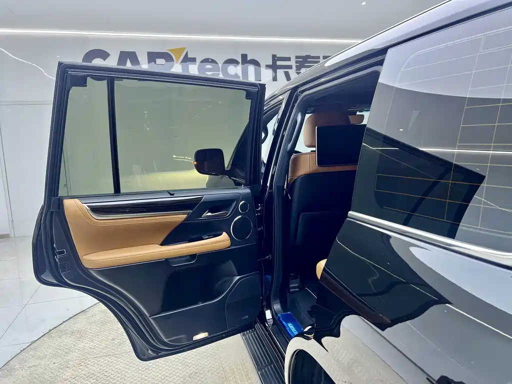 Lexus LX — фото 35