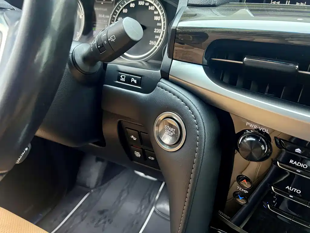 Lexus LX — фото 36