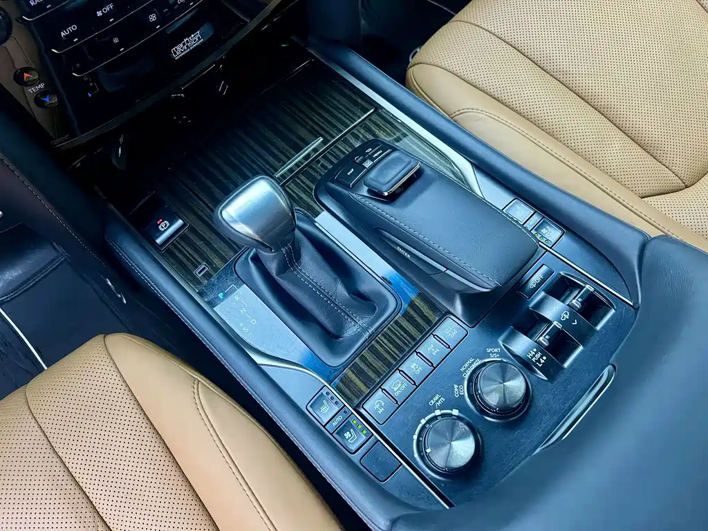 Lexus LX — фото 38