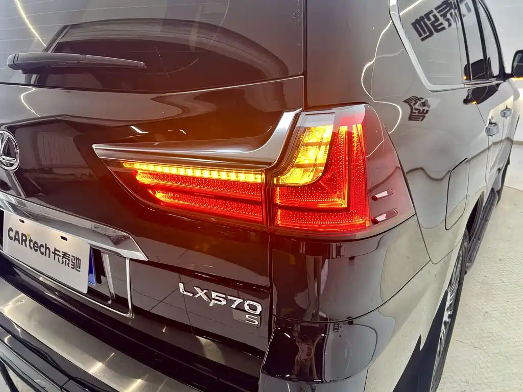 Lexus LX — фото 10