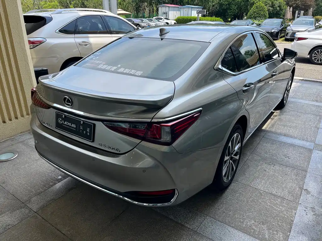 Lexus ES — фото 7