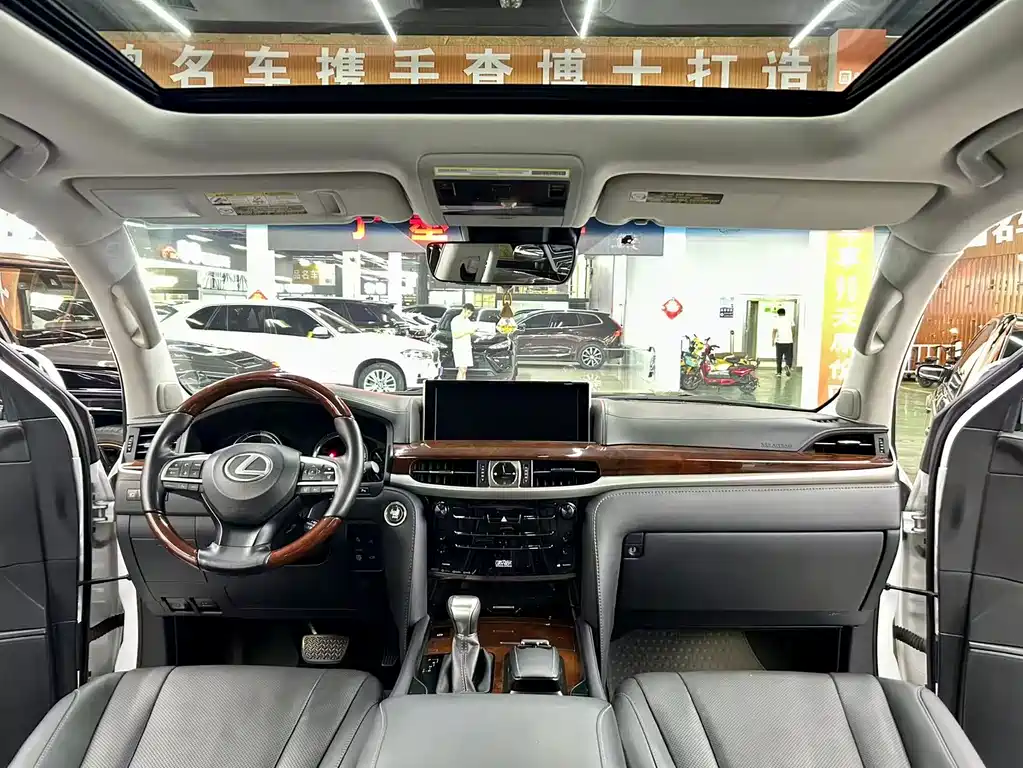 Lexus LX — фото 13