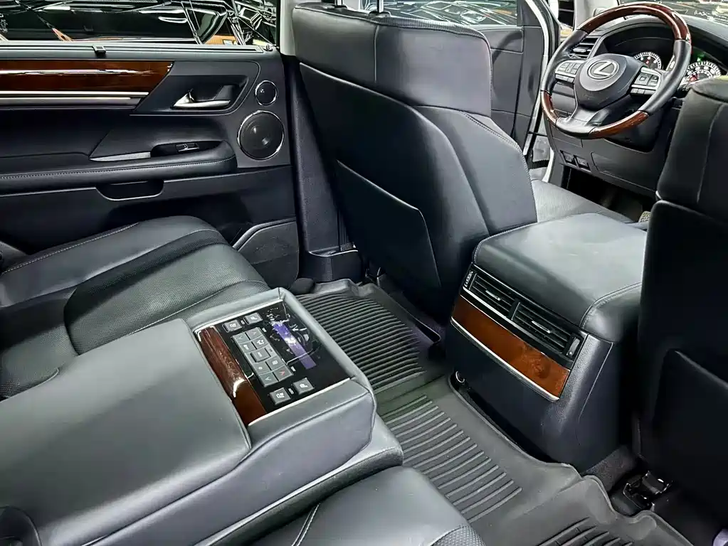 Lexus LX — фото 15