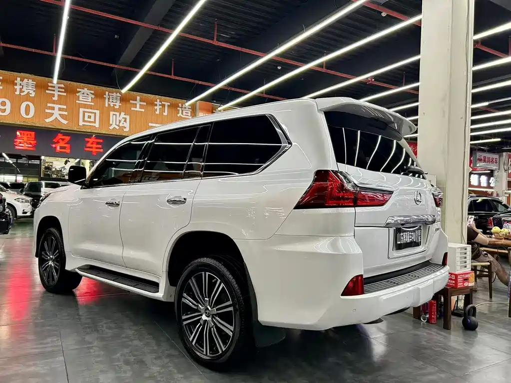 Lexus LX — фото 18