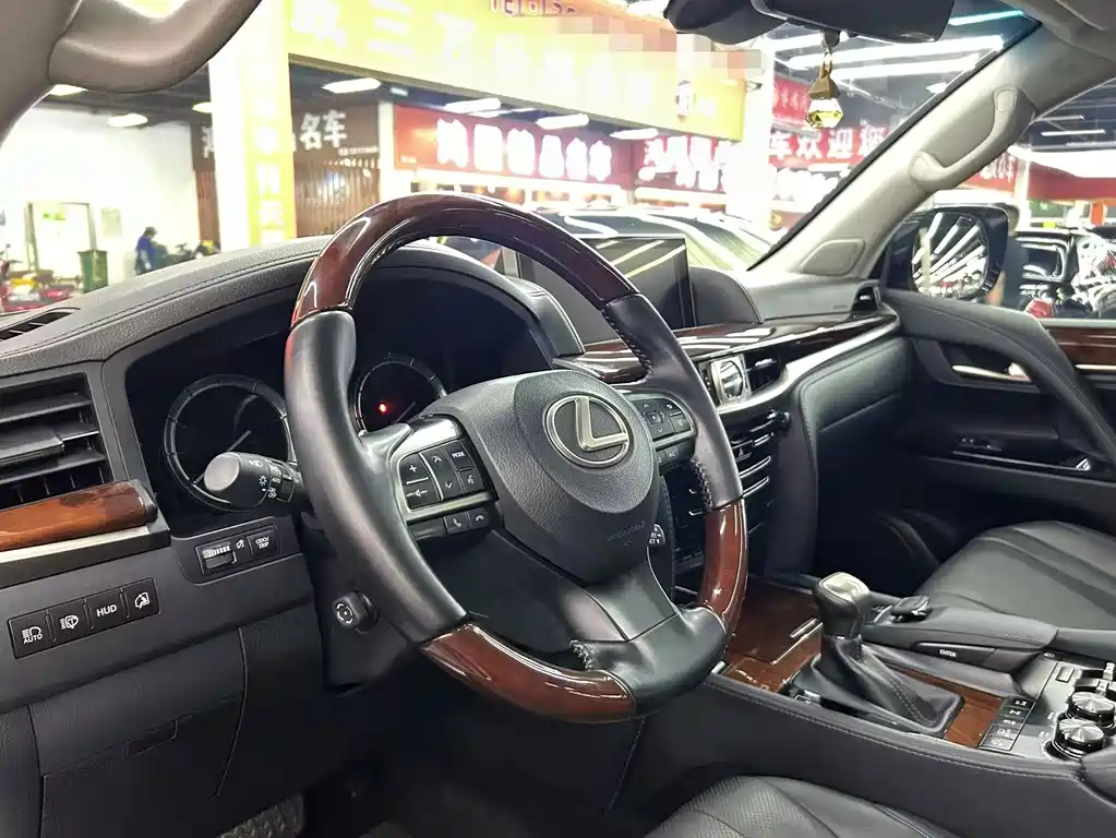 Lexus LX — фото 5
