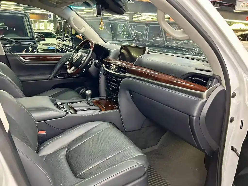 Lexus LX — фото 8