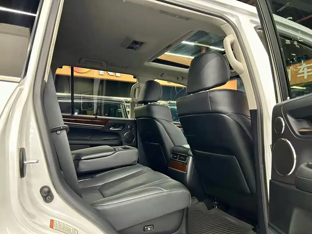 Lexus LX — фото 9