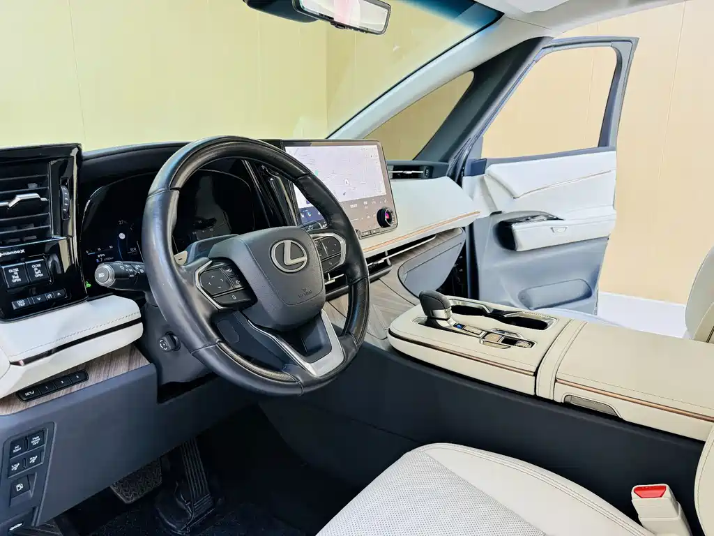 Lexus LM — фото 4