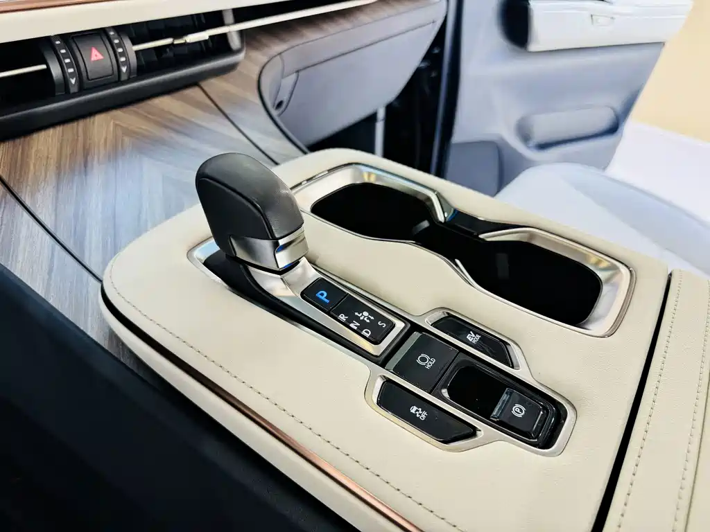 Lexus LM — фото 5