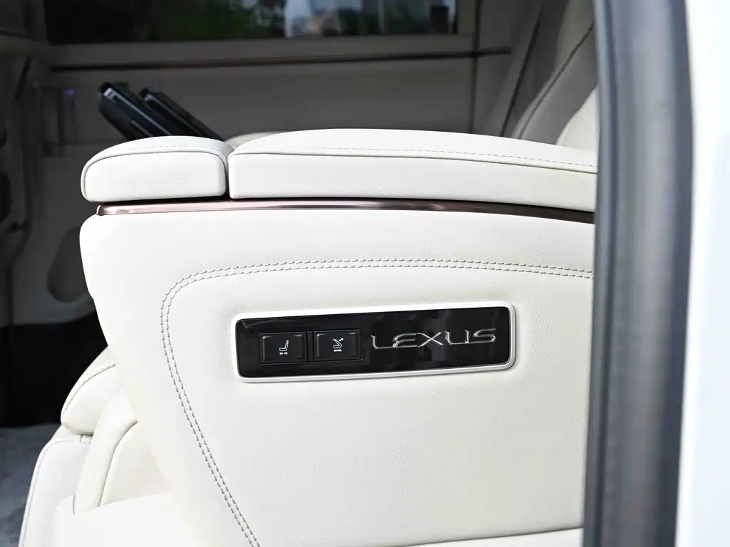 Lexus LM — фото 25