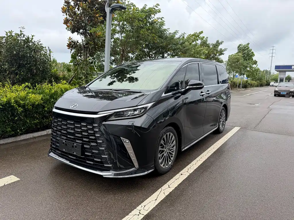 Lexus LM