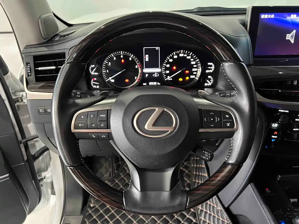 Lexus LX — фото 17