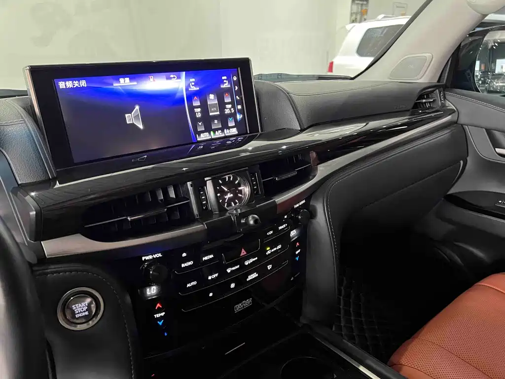 Lexus LX — фото 19