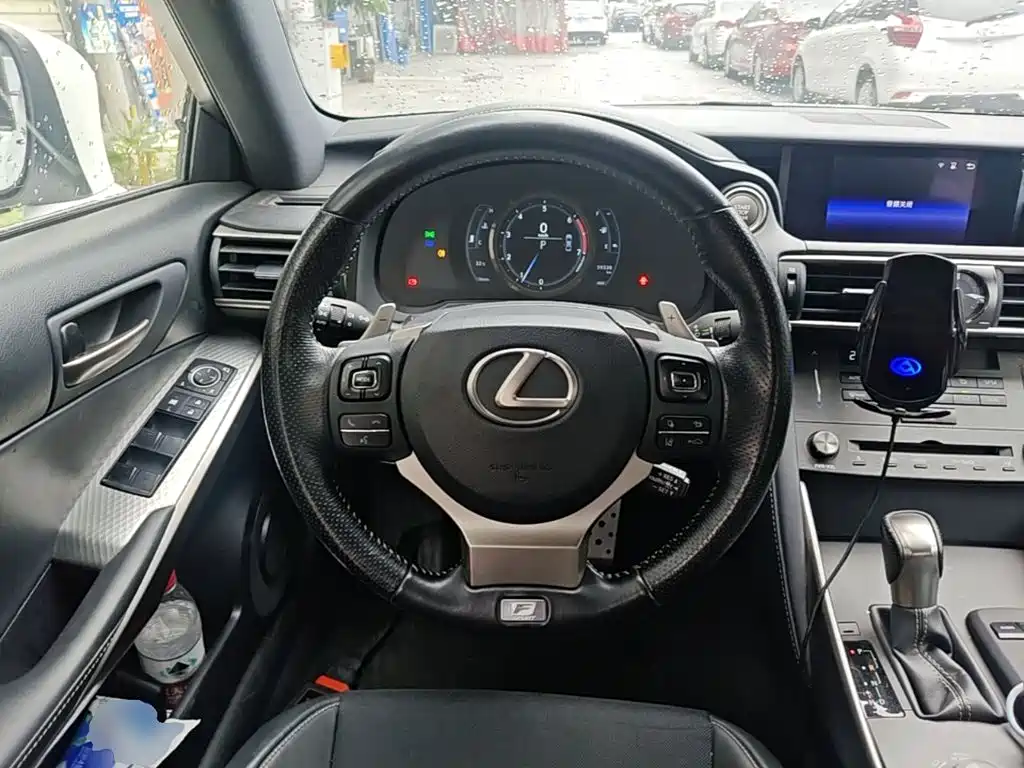 Lexus IS — фото 11