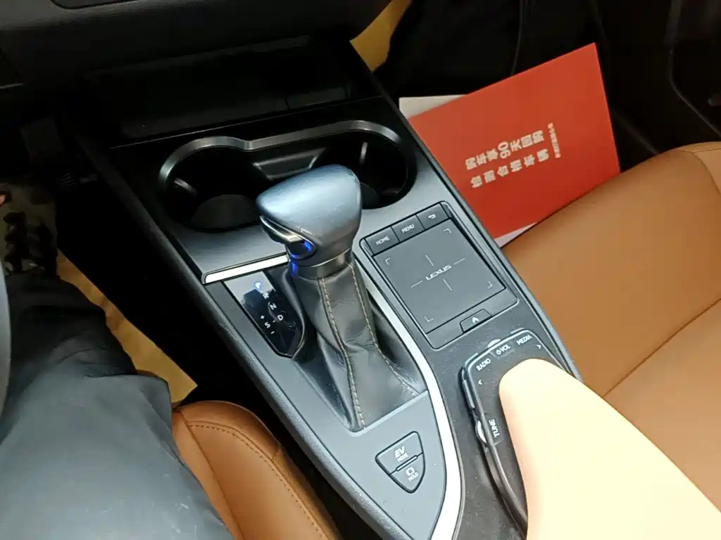 Lexus UX — фото 14
