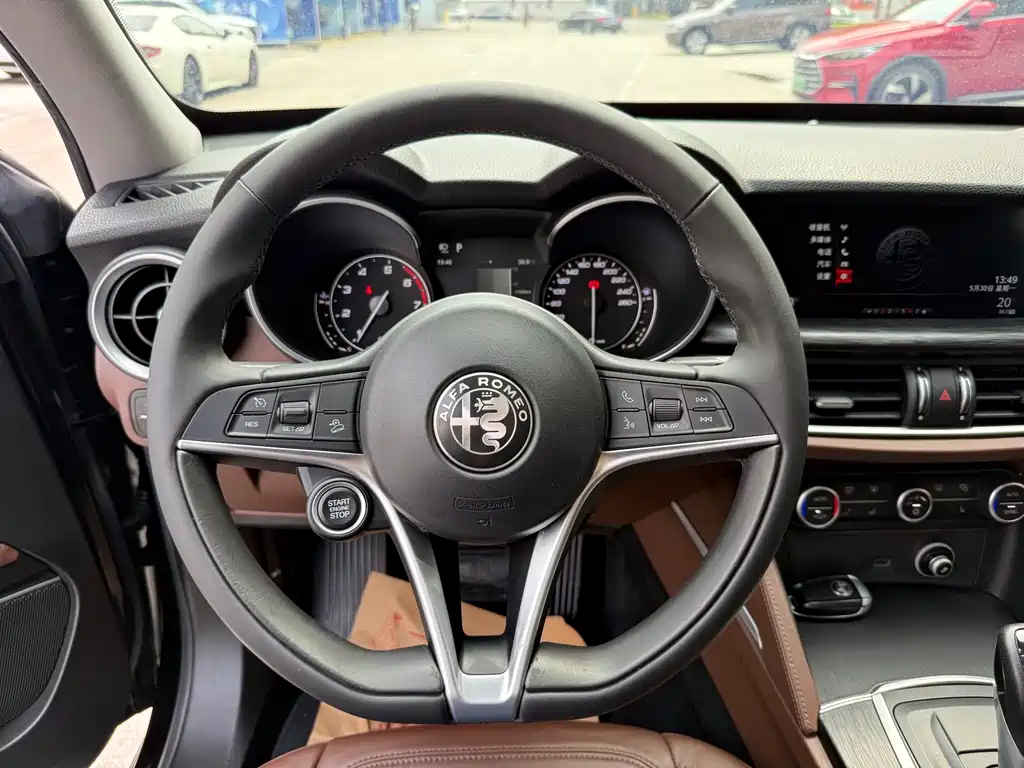 Alfa Romeo Stelvio — фото 15
