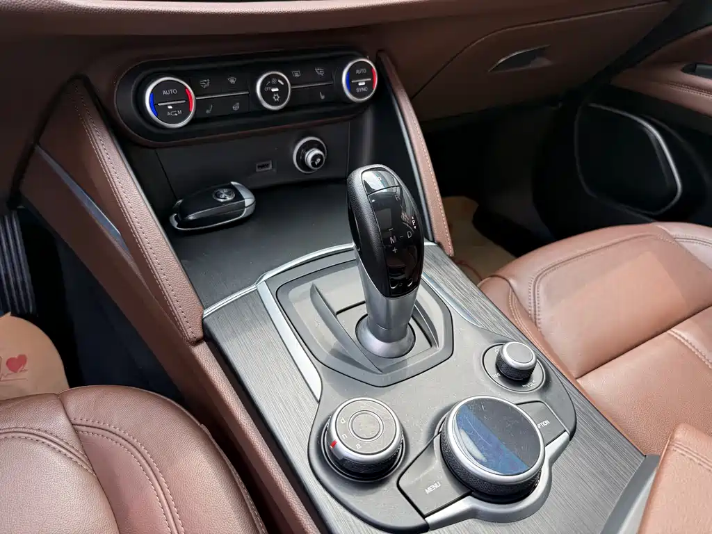 Alfa Romeo Stelvio — фото 16