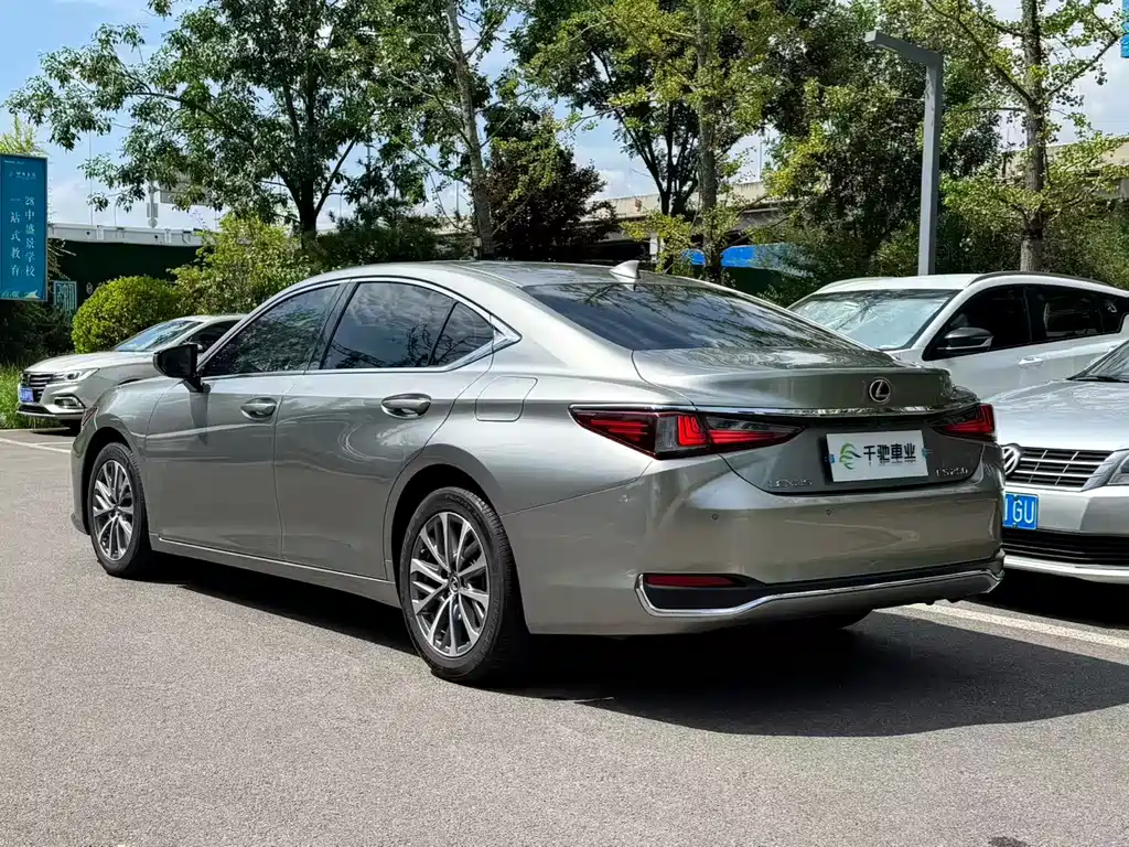 Lexus ES — фото 16