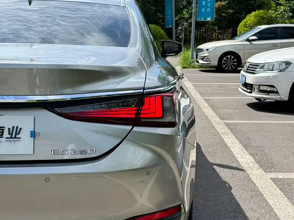 Lexus ES — фото 18