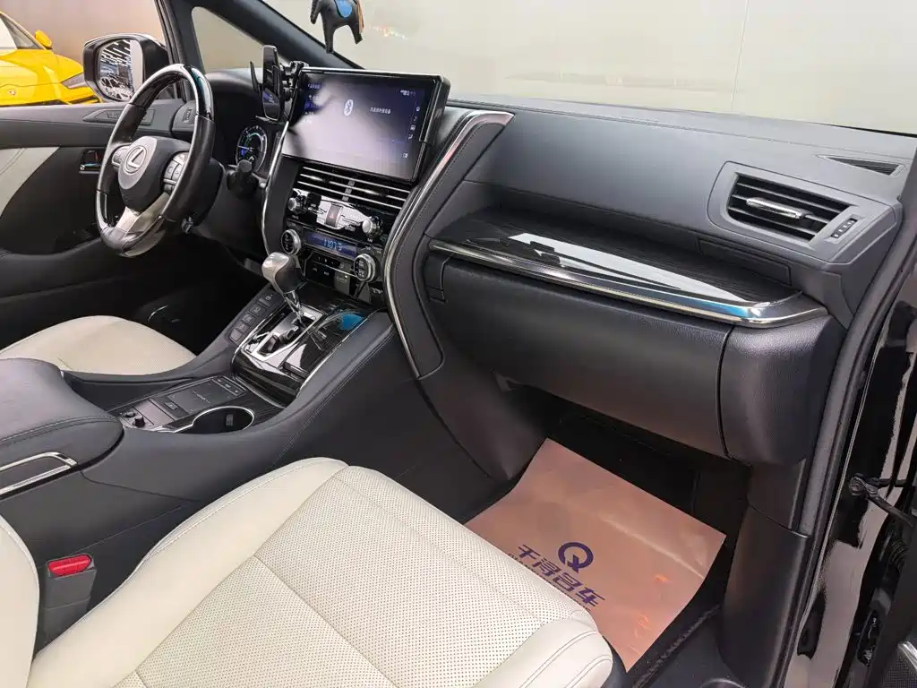 Lexus LM — фото 11
