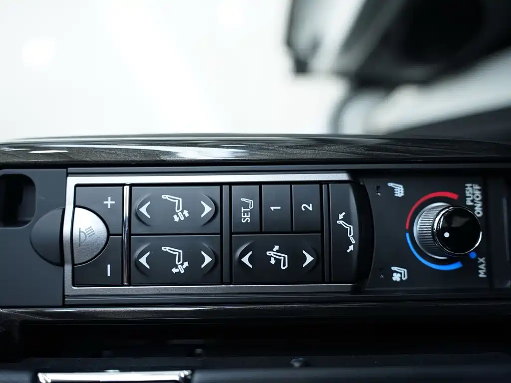 Lexus LM — фото 14