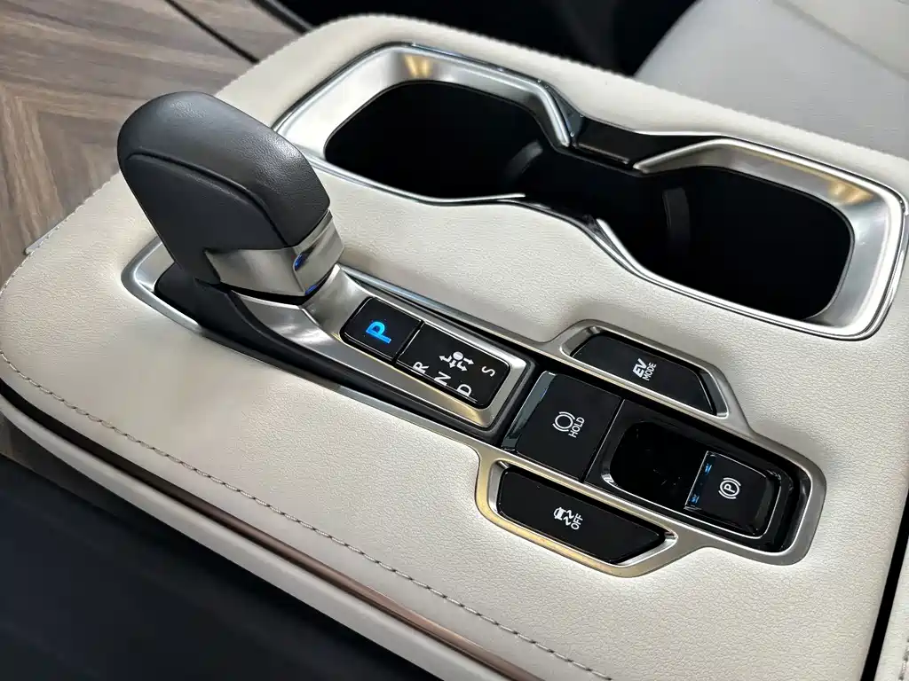 Lexus LM — фото 11