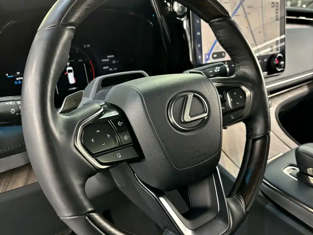 Lexus LM — фото 17